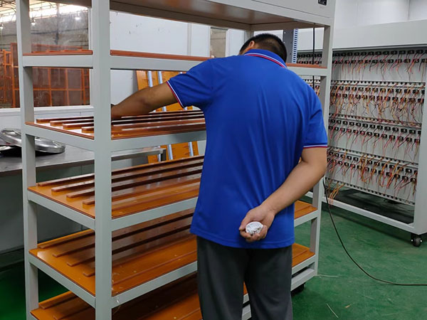 LED筒灯老化柜图